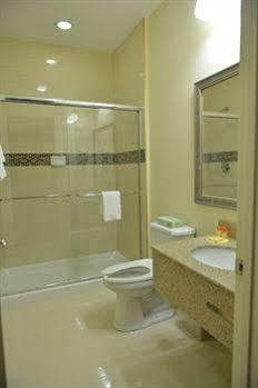 Whitney Inn & Suites Hamden Bagian luar foto